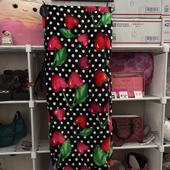 Betsy Johnson Plush Throw/Blanket NWT